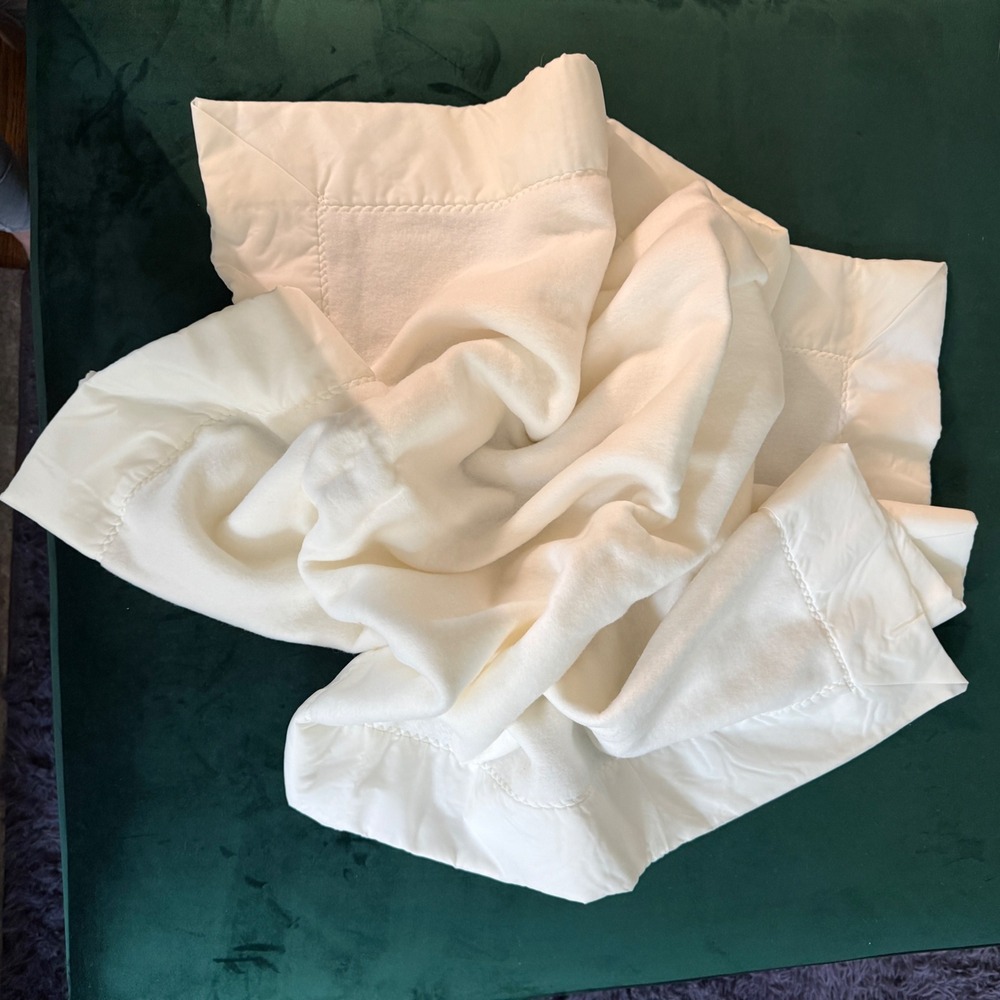 Vintage Quiltex White Satin Trim Baby Blanket ILGWU Union Made 36x50 - Picture 7 of 8